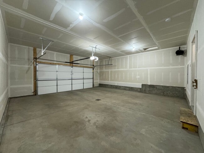 Building Photo - Townhome 2 Blocks from Legacy High School!