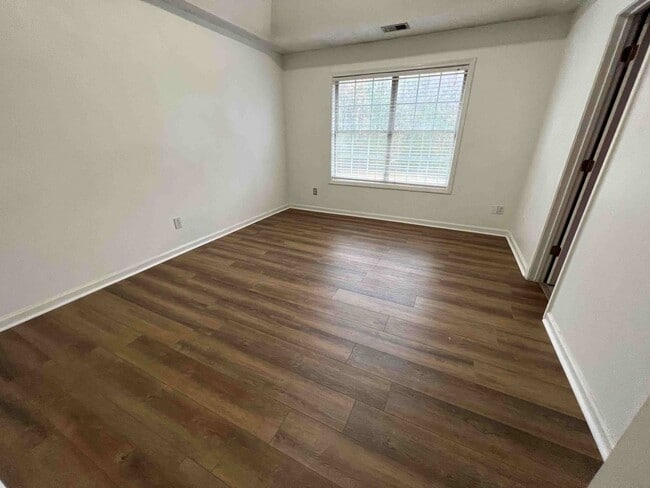 Building Photo - Great Price on Huge "As Is" 5 Bed/3 Bath S...