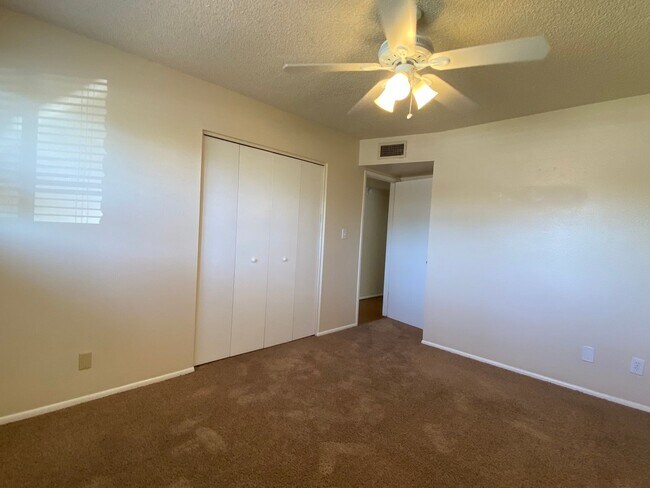 Building Photo - Tempe 4 Bed 2 Bath Includes Pool & Landscaping - Great Location
