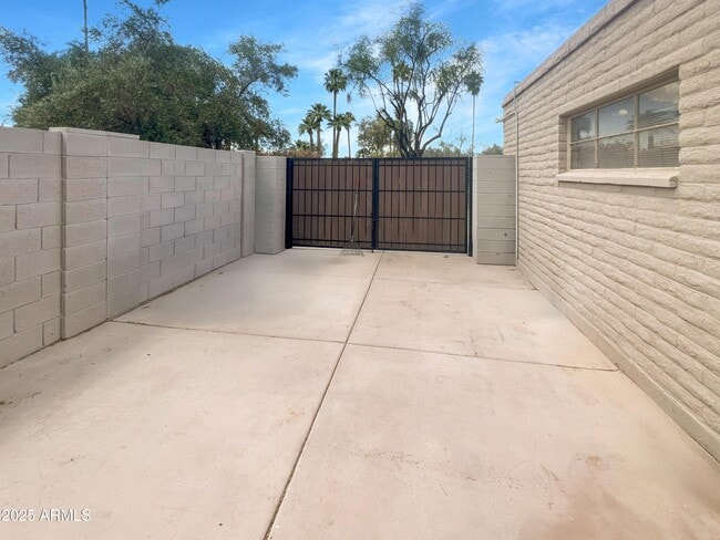 Building Photo - 481 W Half Moon Way
