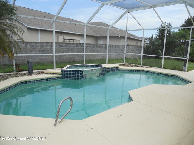 Building Photo - 432 Lake Victoria Cir