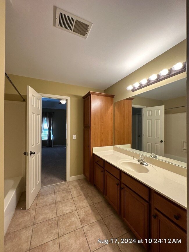 Building Photo - 10135 Ridgewood Oak Dr
