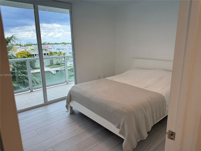 Building Photo - 5900 Collins Ave