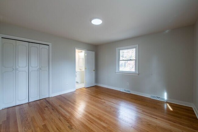 Building Photo - Newly remodeled 3/2.5