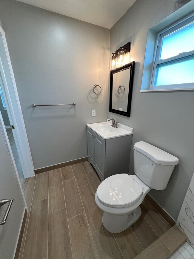 Building Photo - 2016 NE 17th Ct