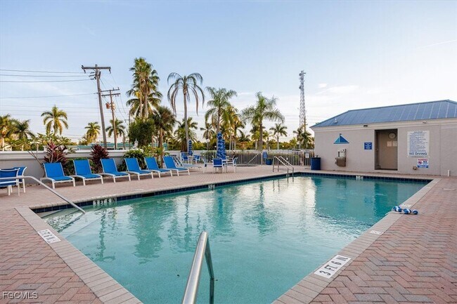 Building Photo - 2885 Palm Beach Blvd