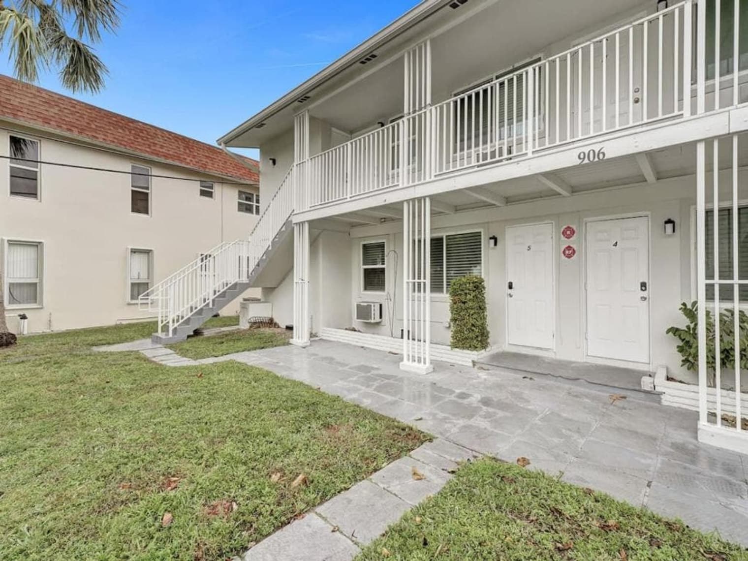 Building Photo - 906 N Riverside Dr