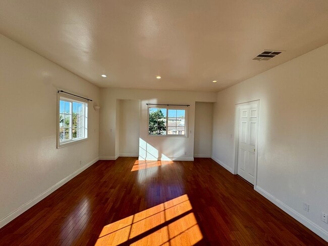Building Photo - Beautifully Renovated 4 Bed 4 Bath House For Rent In Long Beach!