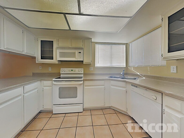 Building Photo - 5819 W Grovers Ave