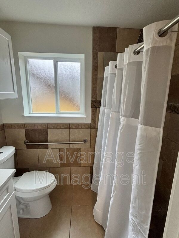 Building Photo - 741 1420 W