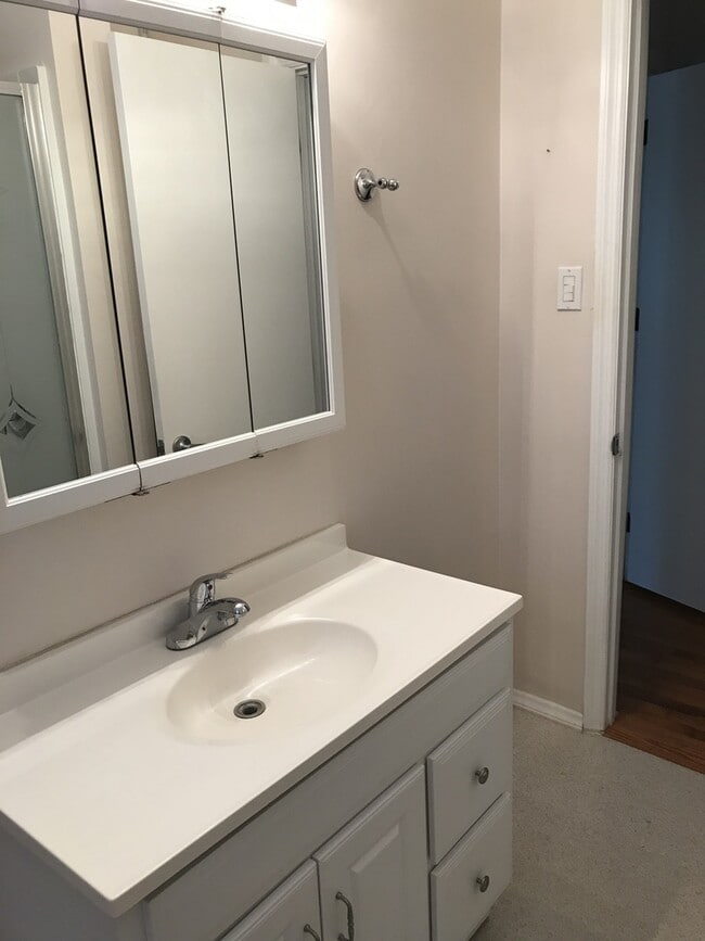 Building Photo - 3 Bed, 2 Bath Home