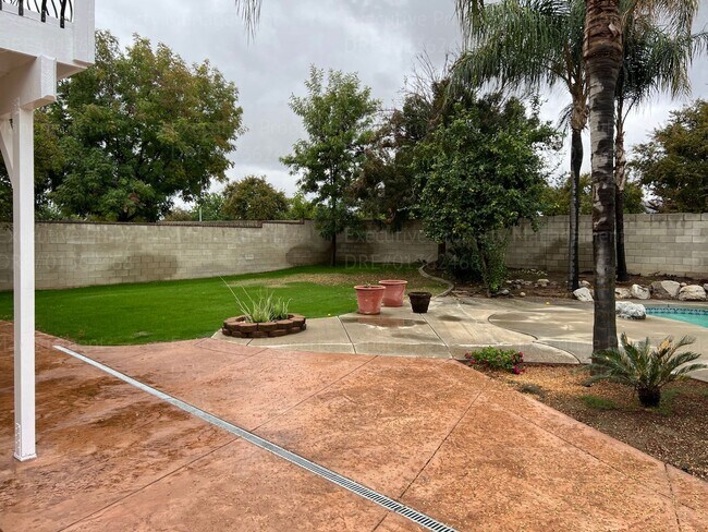 Building Photo - Stunning 4-bedroom, 3 bathroom home located in the westside of Bakersfield this  spacious house o...