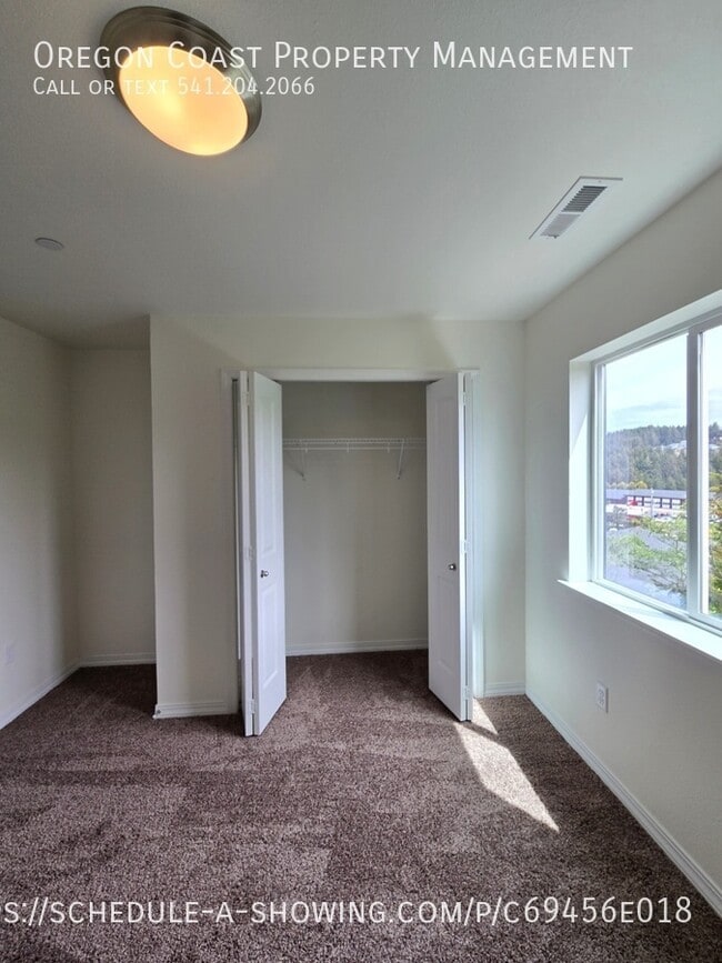 Building Photo - 4822 SW 48th Ct