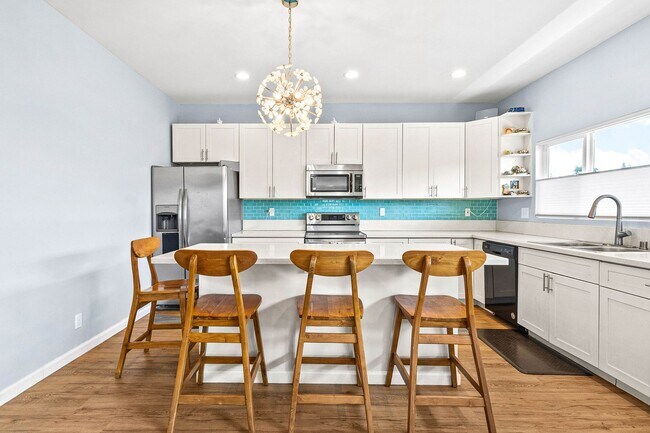 Building Photo - Upgraded 5 bedroom, 3 bath home