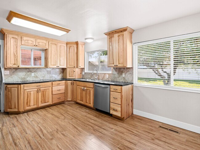 Building Photo - Beautiful home for rent!