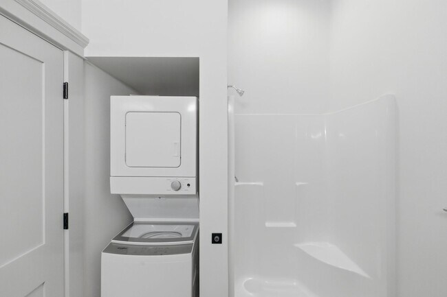 Building Photo - MOVE IN SPECIAL - NEWLY RENOVATED DOWNTOWN SALEM ONE BEDROOM