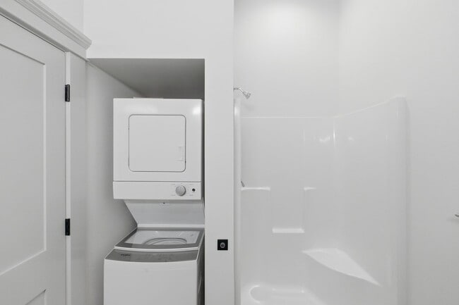 Building Photo - WINTER SPECIAL - NEWLY RENOVATED DOWNTOWN SALEM ONE BEDROOM