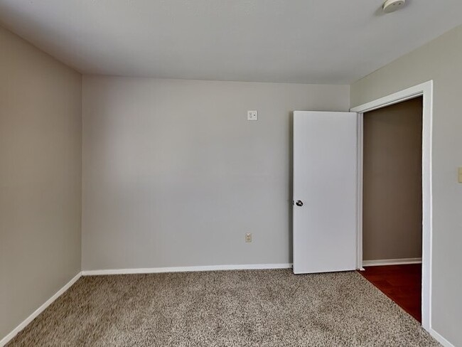 Building Photo - 210 Kelly Ln