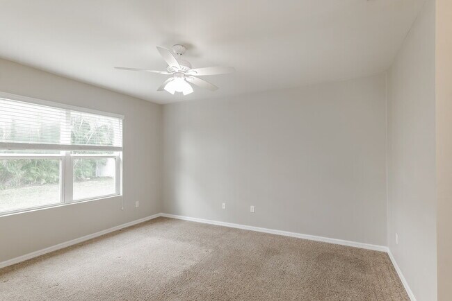 Building Photo - 2002 SE 12th St