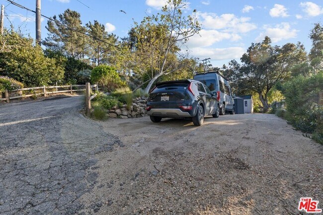 Building Photo - 2373 Tuna Canyon Rd