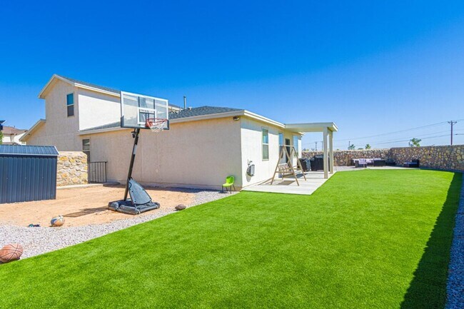 Building Photo - Beautiful home offers access to resort-style amenities
