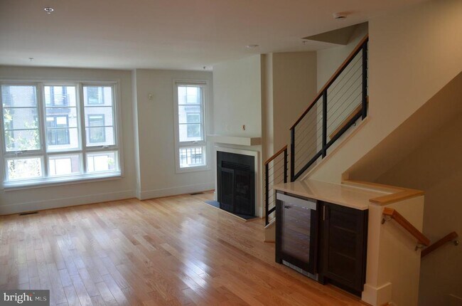 Building Photo - 708 N Henry St