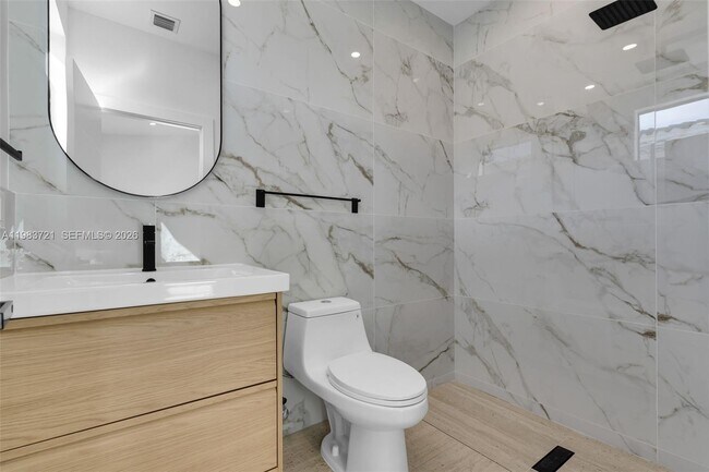 Building Photo - 3905 SW 5th St