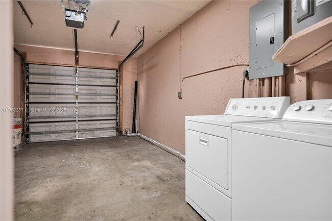 Building Photo - 8302 SW 103rd Ave