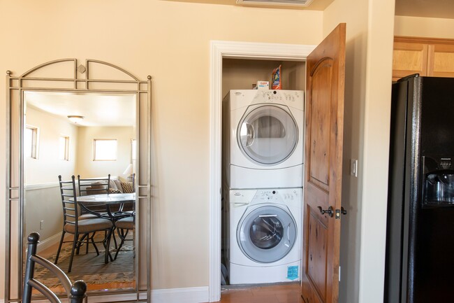 Building Photo - 627 N Bridge Dr