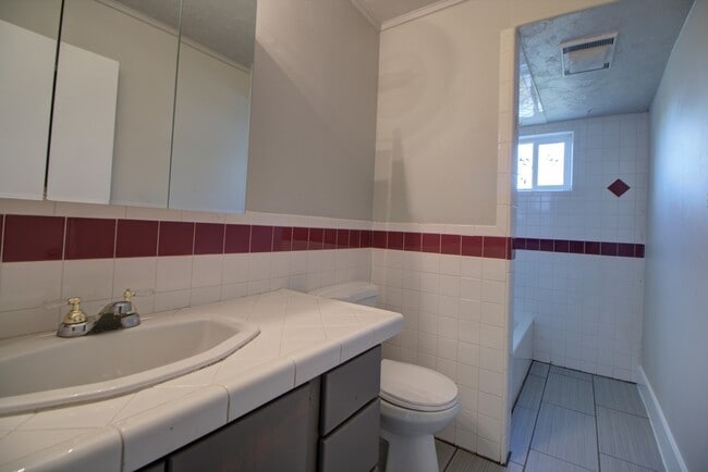 Building Photo - Pet Friendly Kearns Home