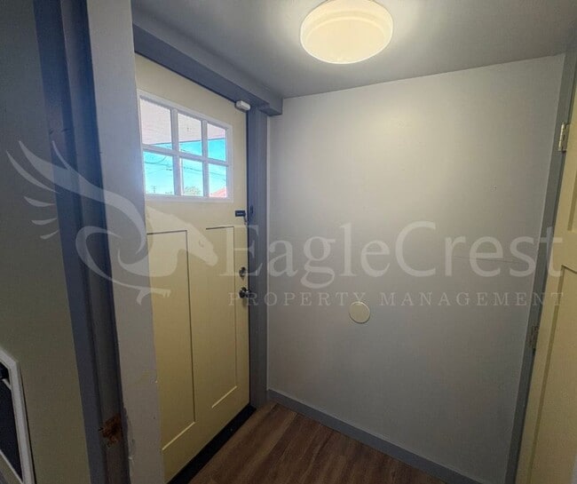 Building Photo - Two Bedroom House with Bonus Room Located ...