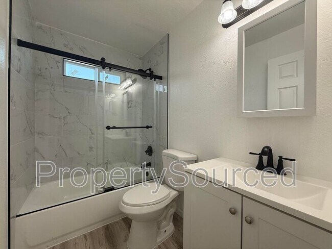 Building Photo - 911 E H St