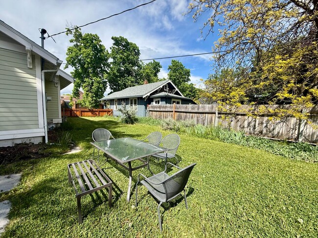 Building Photo - Stunning 3 Bed / 2 Bath Home on 10th Street!