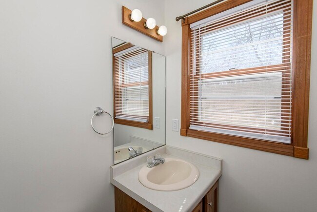 Building Photo - 208 Applewood Ln