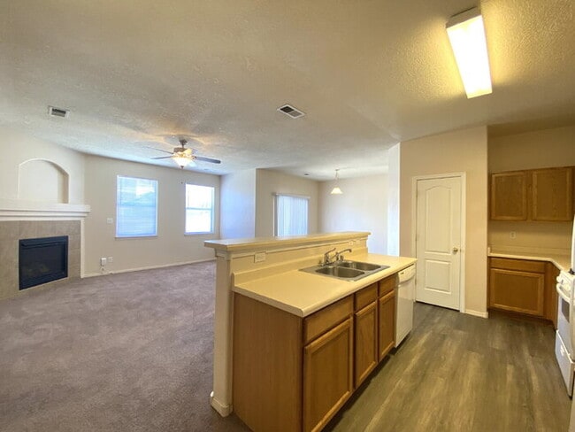 Building Photo - 3 Bedroom/2 Bath in Cabezon Subdivision