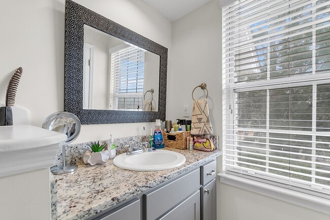 Building Photo - Beautiful 3-Bedroom Home in the Heart of Charleston!