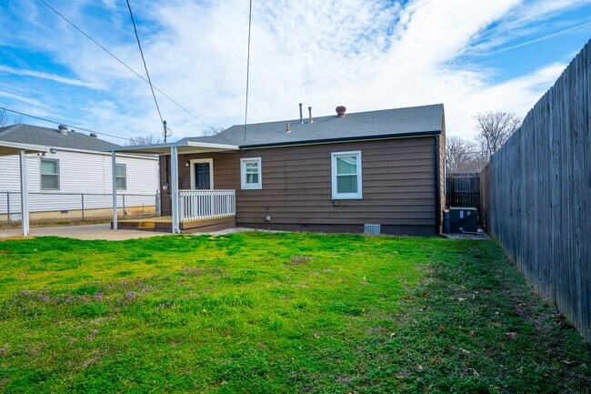 Building Photo - Charming And Cozy 2 Bedroom Home