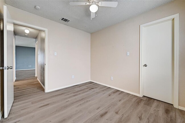 Building Photo - 2100 Balsam Way