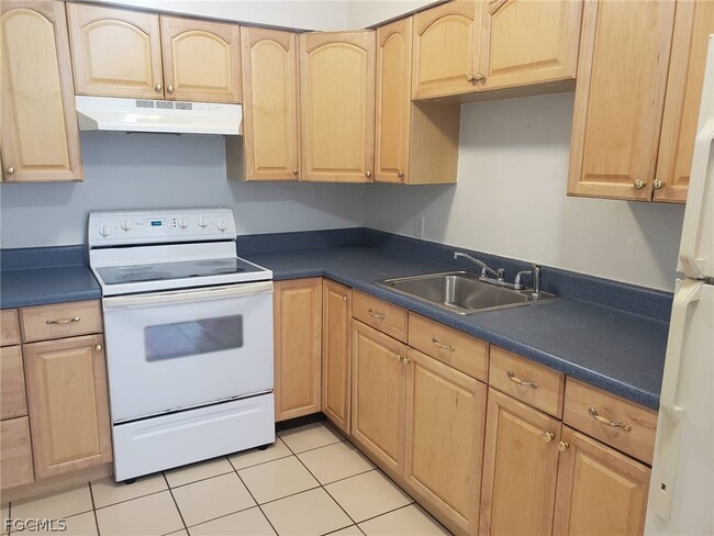 Building Photo - 621 SE 13th Pl