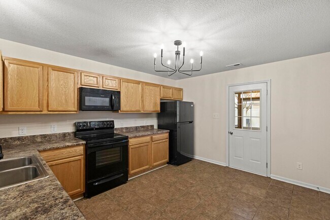 Building Photo - Adorable townhome with beautiful upgrades!