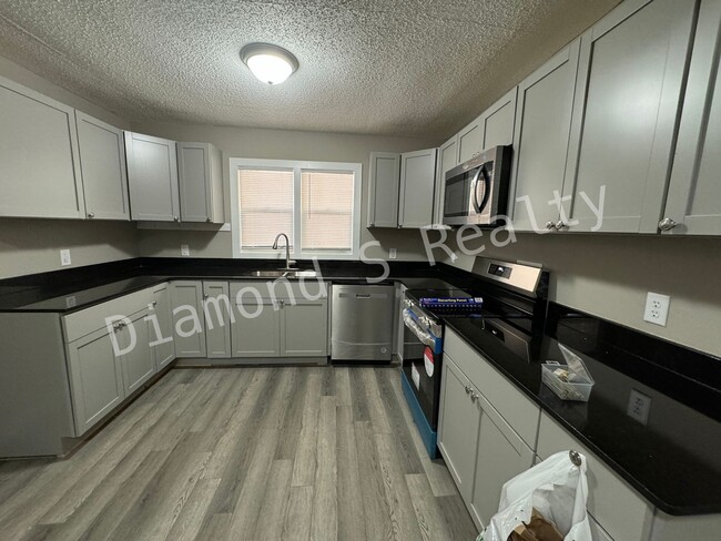 Building Photo - MOVE IN SPECIAL! - Updated 2 bedroom Home ...