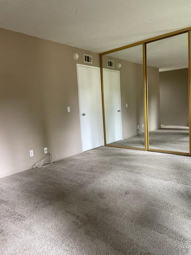 Building Photo - 608 Persimmon Way