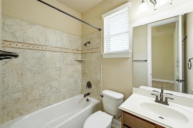 Building Photo - 211 Lake Como Dr