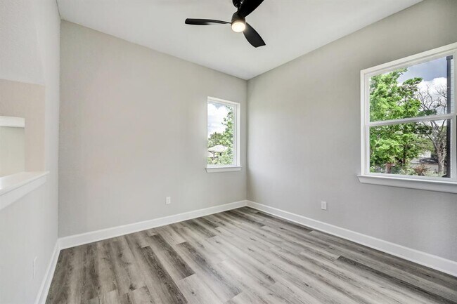 Building Photo - 2205 Melody Ln