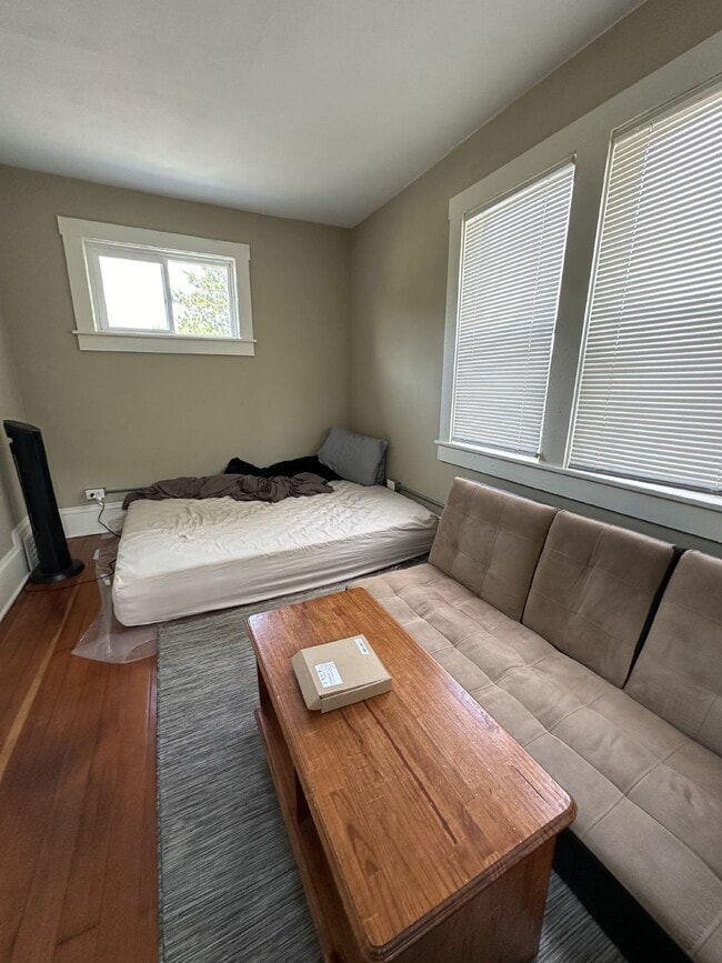 Building Photo - 3 bed 1 bath close to Water St. and UWEC! Available June 1st