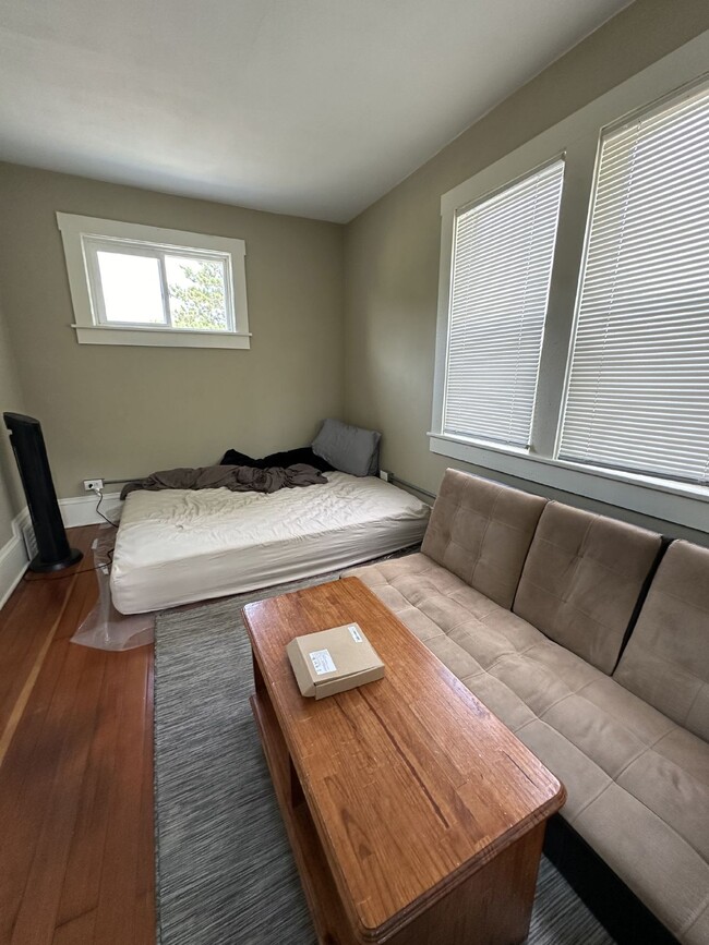 Building Photo - FREE OF SECURITY DEPOSITS 3 bed 1 bath clo...