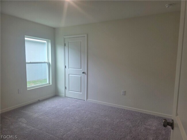 Building Photo - 878 Friendship Cir