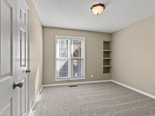 Building Photo - Large lot and close to town.