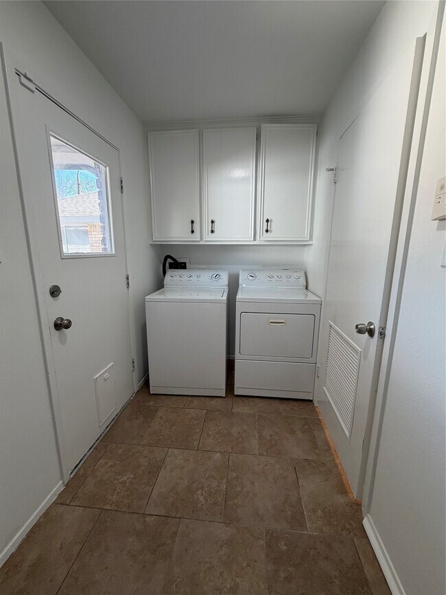 Building Photo - 703 Bayview Dr