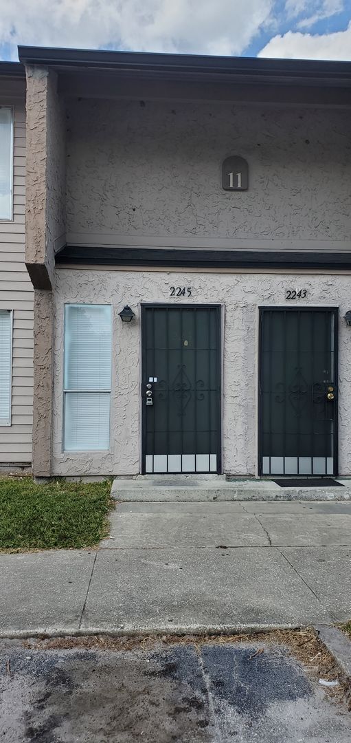 Building Photo - Two bedroom town home near the Mall at Mil...